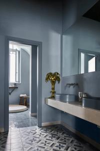 een badkamer met een wastafel en een spiegel bij Dimora Cocchi in Carovigno +37 foto's