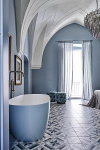 een badkamer met een groot bad in het midden van een kamer bij Dimora Cocchi in Carovigno