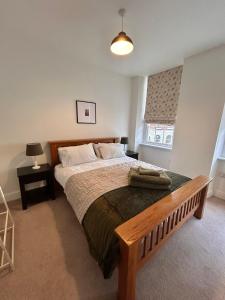 En eller flere senge i et værelse på The Linen Loft - 2 Bed Luxury Apartment - Central Town Location
