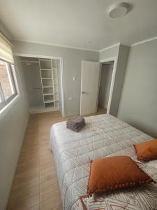 a bedroom with a bed and a window at Casa con estacionamiento privado in San Carlos