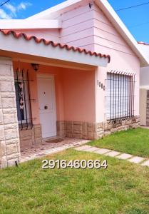 Bygningen som feriehuset ligger i + 5 billeder