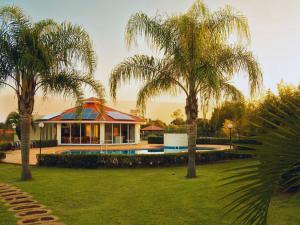 En have udenfor Refúgio Privativo em Foz do Iguaçu | Piscina & Lago