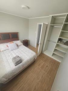 a bedroom with a bed and open shelves at Casa con estacionamiento privado in San Carlos