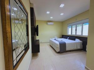 En eller flere senge i et værelse på Refúgio Privativo em Foz do Iguaçu | Piscina & Lago + 74 billeder