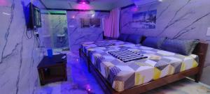 En eller flere senge i et værelse på Ragavariverpointresort Hogenakkal