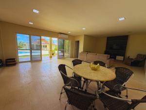 Et opholdsområde på Refúgio Privativo em Foz do Iguaçu | Piscina & Lago