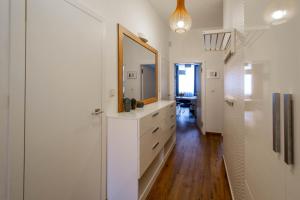 TV/trung tâm giải trí tại City Center Apartments near Synagogue +73 ảnh