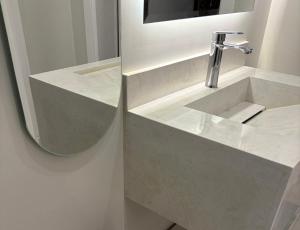 une salle de bains avec un lavabo et un miroir dans l'établissement luxury royal apartments, à Quai