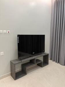 Elle comprend une télévision à écran plat. dans l'établissement luxury royal apartments, à Quai 14 autres photos