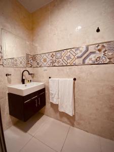 Koupelna v ubytování pyramids night + 24 fotografií