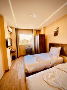 Postel nebo postele na pokoji v ubytování pyramids night