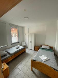 ein Schlafzimmer mit zwei Betten und einem Fenster in der Unterkunft Stadtwohnung in Groß-Umstadt in Groß-Umstadt