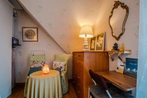 una habitación con una mesa, una silla y un espejo en Courseulles Comme À La Maison, en Courseulles-sur-Mer