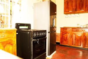 Køkken eller tekøkken på The Bay Cottage 4BR Retreat in Cape Maclear + 42 billeder