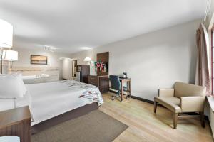 Postel nebo postele na pokoji v ubytování Red Roof Inn Lancaster + 29 fotografií