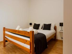 una camera con letto in legno e lenzuola bianche di Skyline Villas RC a Calheta