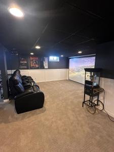 TV a/nebo společenská místnost v ubytování Ankenys Best Hot tub Theatre Room Game Room + 90 fotografií