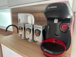 een zwart-rode blender die bovenop een aanrecht staat bij Le Graoully 1 in Metz