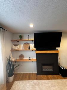 TV a/nebo společenská místnost v ubytování Ankenys Best Hot tub Theatre Room Game Room