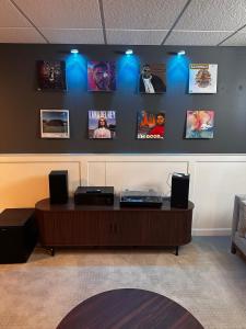 Posezení v ubytování Ankenys Best Hot tub Theatre Room Game Room