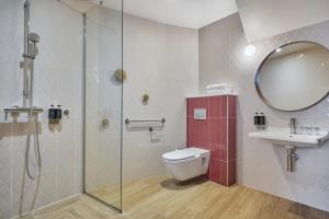 Un baño con ducha, inodoro y lavabo. en Hotel Boris V. by Happyculture, en Levallois-Perret