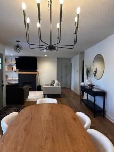 Posezení v ubytování Ankenys Best Hot tub Theatre Room Game Room