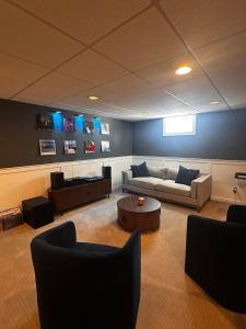 Posezení v ubytování Ankenys Best Hot tub Theatre Room Game Room