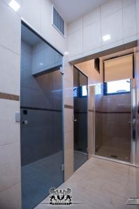 MorančaniにあるHotel Exclusive Presidentの建物内のガラス戸