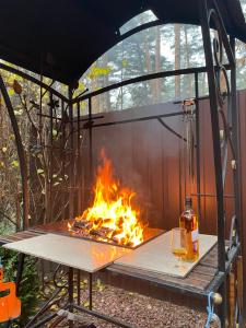 Gril dostupný pro hosty v venkovského domu