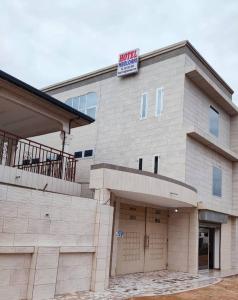 un edificio con un cartel de venta encima en Hotel Mboloani, en Lomé