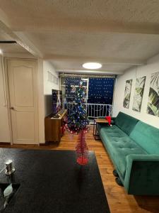 Et opholdsområde på Industrial Chic Apartment Overlooking the City + 1 billede