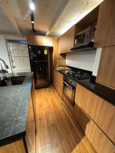 Køkken eller tekøkken på Industrial Chic Apartment Overlooking the City