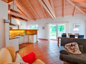 a living room with a couch and a kitchen at Ferienhaus Lenz am Plauer See in Lenz