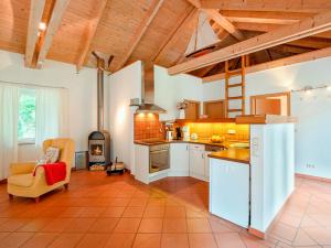 an open kitchen with a couch and a chair at Ferienhaus Lenz am Plauer See in Lenz