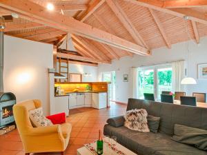 a living room with a couch and a kitchen at Ferienhaus Lenz am Plauer See in Lenz