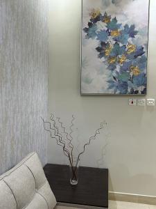 un soggiorno con divano e un vaso sul tavolo di Quiet Night Hotel a Al Ula