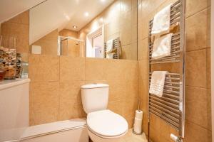 een badkamer met een toilet en een spiegel bij Coastal View - St Monans in Saint Monance +27 foto's