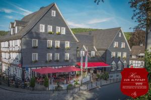 een weergave van een gebouw met een restaurant bij Hotel zur Altstadt in Freudenberg