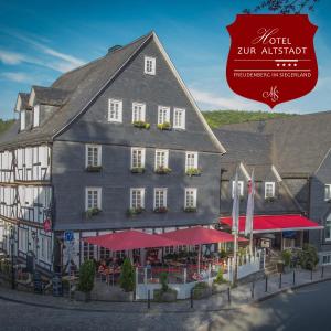 een weergave van een gebouw met een restaurant bij Hotel zur Altstadt in Freudenberg