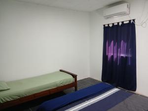 En eller flere senge i et værelse på Amplio departamento zona céntrica