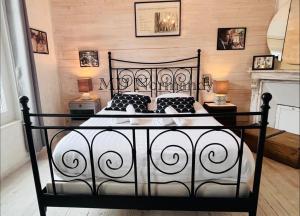a bedroom with a black and white bed with pillows at Belle Maison centre Villerville - 8 personnes - Terrasse in Villerville