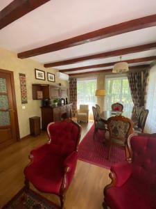 Posezení v ubytování Домик в лесу + 56 fotografií