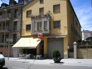 The facade or entrance of Hostal Maurin