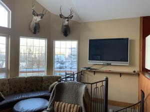 TV a/nebo společenská místnost v ubytování Snowed Inn Chalet by Fernie Central Reservations Right on the Slopes