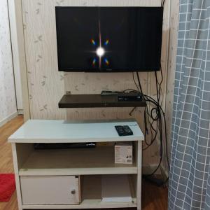 a tv sitting on top of a tv stand at Nusantara Center Point By Reccoma in Kayuringin