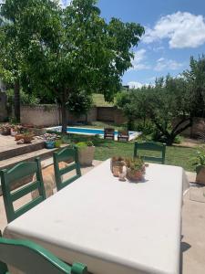 een witte tafel en stoelen met planten erop bij Casa Maru in Villa Carlos Paz