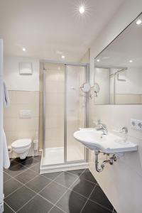 ein Badezimmer mit Waschbecken, Dusche und Toilette in der Unterkunft Aparthotel Philipp in Serfaus