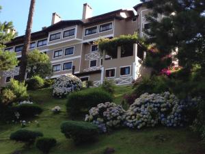 un gran edificio con flores delante en Apartamento Orsi, en Gramado