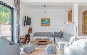 Et opholdsområde på Luxurious Home In Ravni With Sauna