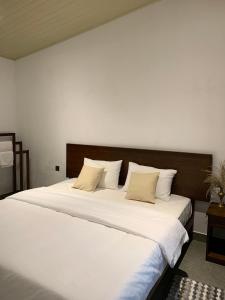 En eller flere senge i et værelse på Elephant Trail Homestay + 6 billeder